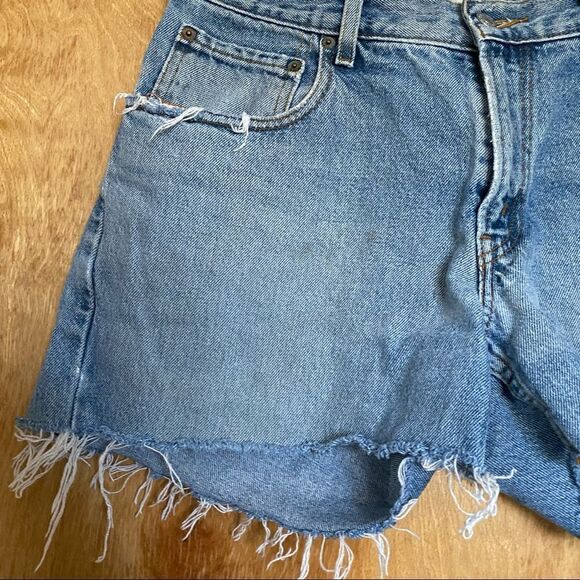 Levi’s 550 Mid Thigh Light Wash Frayed Denim mom Shorts - Picture 7 of 10